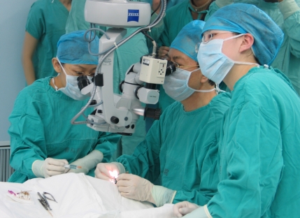2007年，谢立信院士主刀成功完成青岛市首例角膜捐献移植手