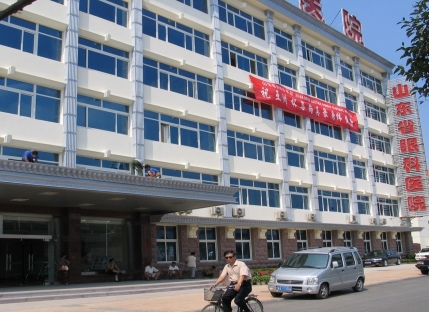 2004年1月，山东省眼科医院建院初始租赁山东电力医院2层楼