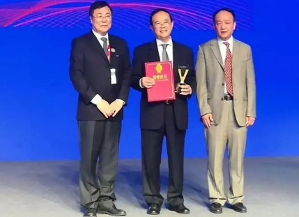 谢立信教授于2019年荣获“眼科大师”称号