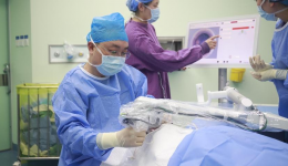 青岛眼科医院“ 无刀 ”白内障手术，化解病情难题