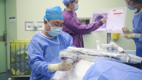 青岛眼科医院“ 无刀 ”白内障手术，化解病情难题