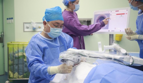 青岛眼科医院“ 无刀 ”白内障手术，化解病情难题