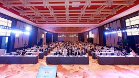 谢立信院士在第四届全国眼科文史与学术大会暨第八届眼科泰山学术交流会进行特邀发言