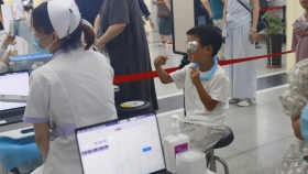 海报调查|孩子暑期视力防线告急？！眼科医生教你这样 “补防”