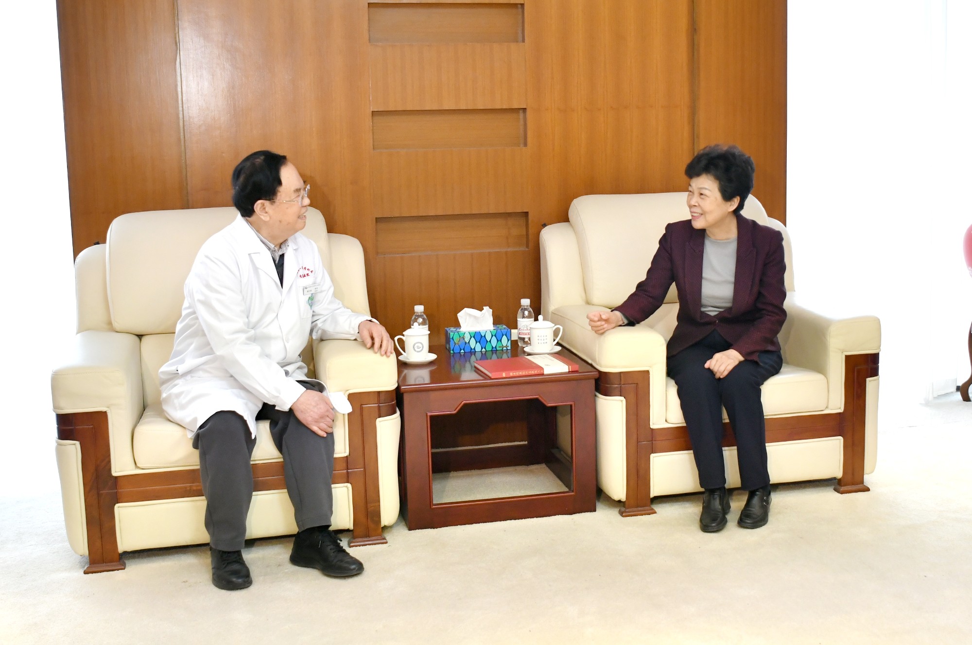 2026年2月10日省政协主席、党组书记葛慧君一行来院看望谢立信院士1