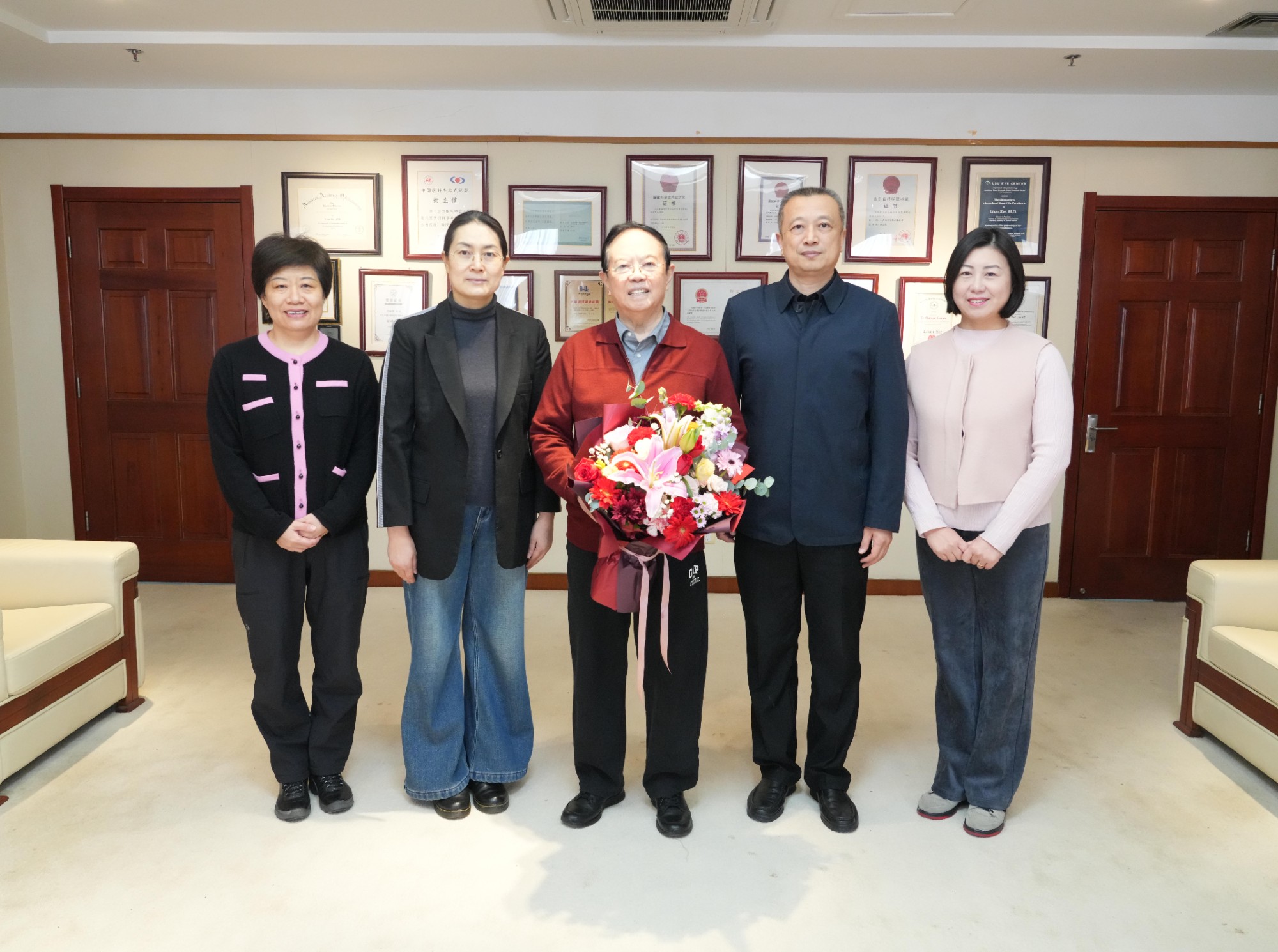 2026年1月21日青岛市科协党组成员、副主席刘红英一行来院看望谢立信院士2
