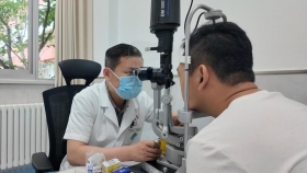 青岛父女结伴摘镜圆梦，不同术式解锁清晰视界